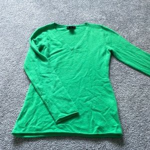 Lord & Taylor 💯 cashmere classic fitted v-neck, Kelly green, small, rolled hem